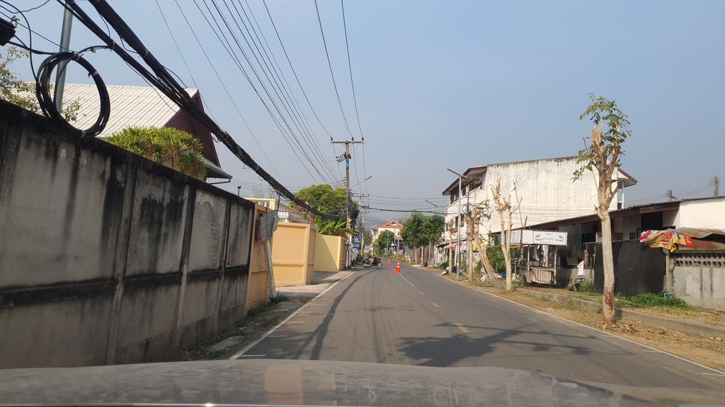 ภาพถนนตรงที่ Kong CAFÉ ตั้งอยู่ ถ่ายโดย jrcarlsen พ.ศ. 2566 (2023) · A street-level view of where Kong CAFÉ stands, by jrcarlsen in 2566 (2023)