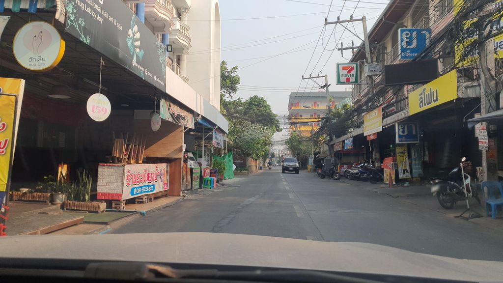 ภาพถนนตรงที่ ฮักเล็บ ตั้งอยู่ ถ่ายโดย jrcarlsen พ.ศ. 2566 (2023) · A street-level view of where ฮักเล็บ · Haklep stands, by jrcarlsen in 2566 (2023)