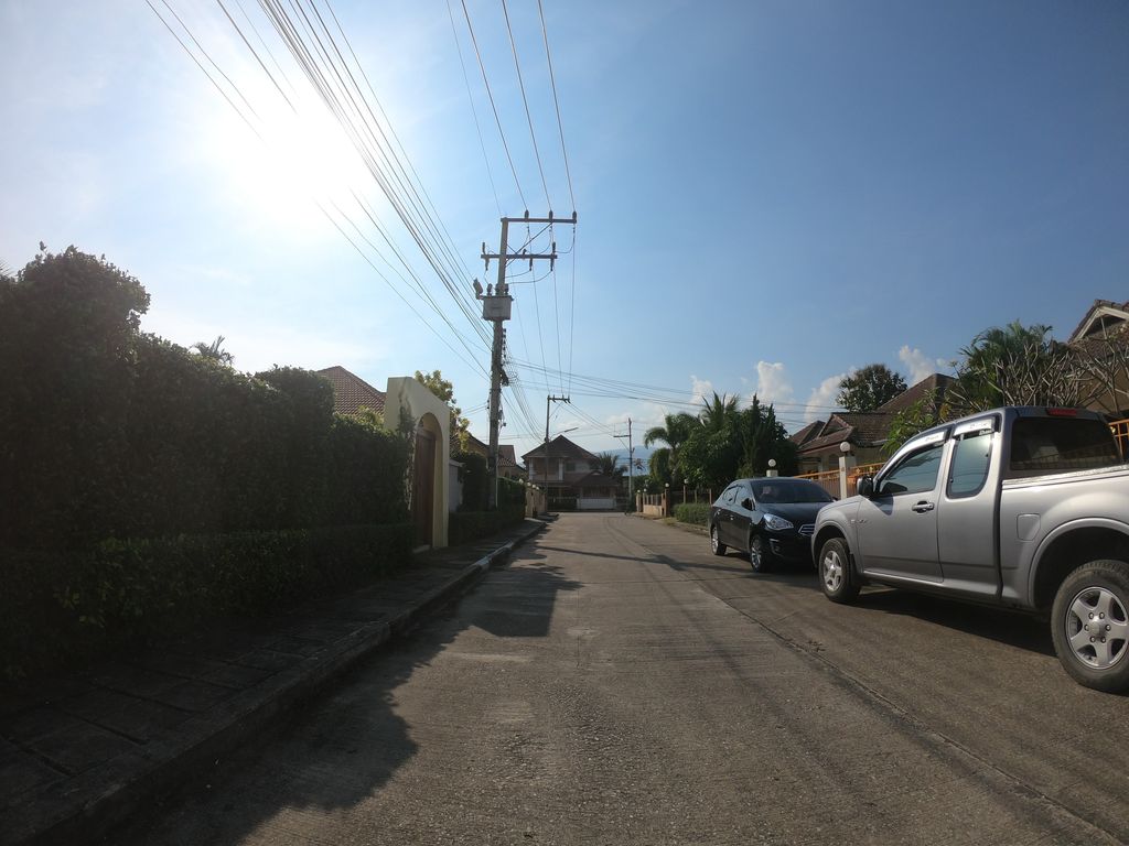 ภาพถนนตรงที่ คนธรรพ์บ้านดนตรี ตั้งอยู่ ถ่ายโดย chanuwath_grab พ.ศ. 2562 (2019) · A street-level view of where คนธรรพ์บ้านดนตรี · Khanathan Ban Dontri stands, by chanuwath_grab in 2562 (2019)
