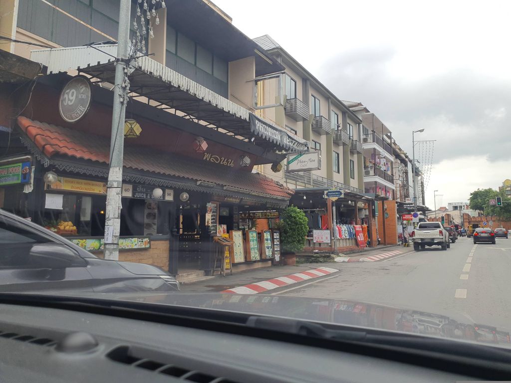ภาพถนนตรงที่ Viva Massage & Nail ตั้งอยู่ ถ่ายโดย jrcarlsen พ.ศ. 2566 (2023) · A street-level view of where Viva Massage & Nail stands, by jrcarlsen in 2566 (2023)