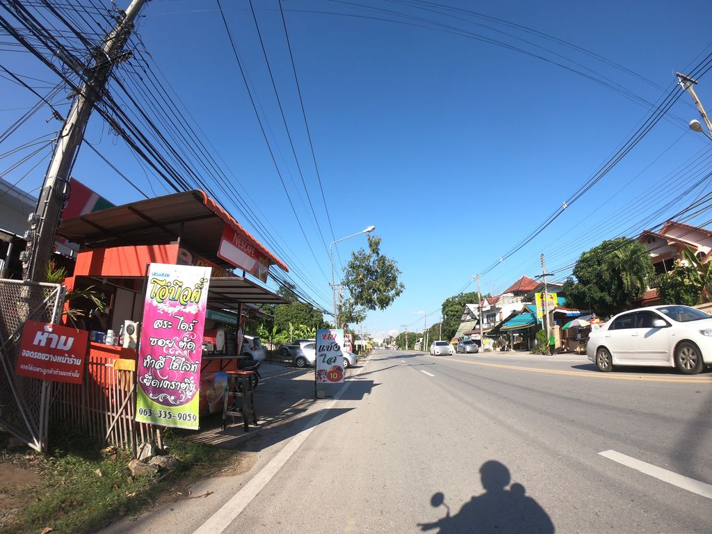 ภาพถนนตรงที่ สิริพรตัดเสื้อผ้า ตั้งอยู่ ถ่ายโดย chanuwath_grab พ.ศ. 2562 (2019) · A street-level view of where สิริพรตัดเสื้อผ้า · Siri Phon Tat Sueapha stands, by chanuwath_grab in 2562 (2019)