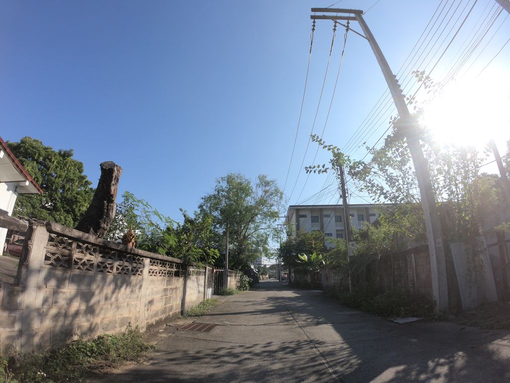 ภาพถนนตรงที่ เพ-ลา cafe’ ตั้งอยู่ ถ่ายโดย chanuwath_grab พ.ศ. 2562 (2019) · A street-level view of where เพ-ลา cafe’ stands, by chanuwath_grab in 2562 (2019)