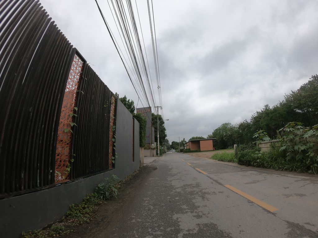 ภาพถนนตรงที่ หมู่บ้าน Pillow 142 ตั้งอยู่ ถ่ายโดย chanuwath_grab พ.ศ. 2562 (2019) · A street-level view of where หมู่บ้าน Pillow 142 stands, by chanuwath_grab in 2562 (2019)