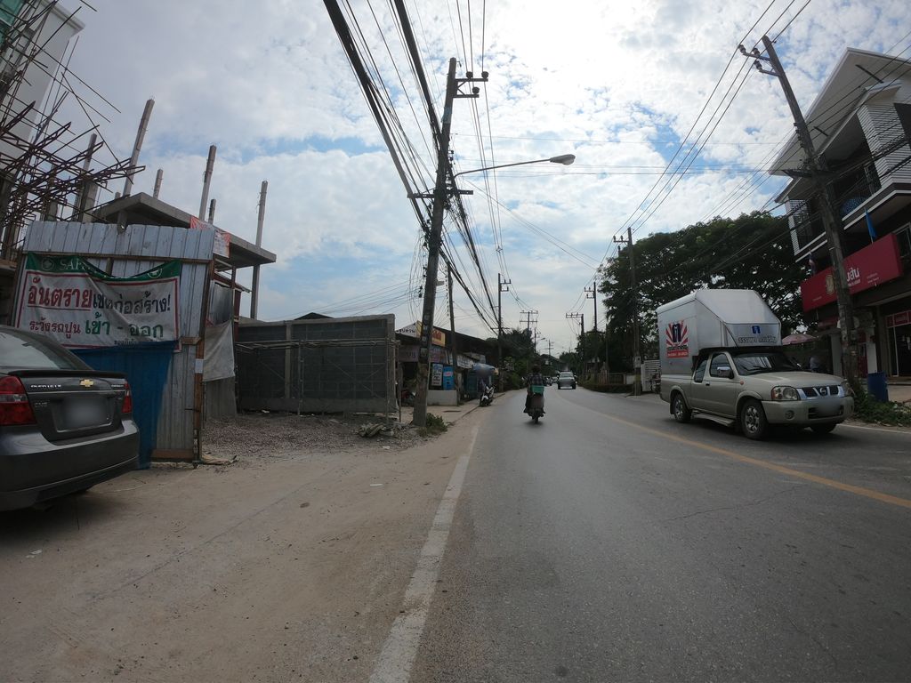 ภาพถนนตรงที่ ธนาคารออมสิน ตั้งอยู่ ถ่ายโดย chanuwath_grab พ.ศ. 2562 (2019) · A street-level view of where ธนาคารออมสิน · Omsin Bank stands, by chanuwath_grab in 2562 (2019)