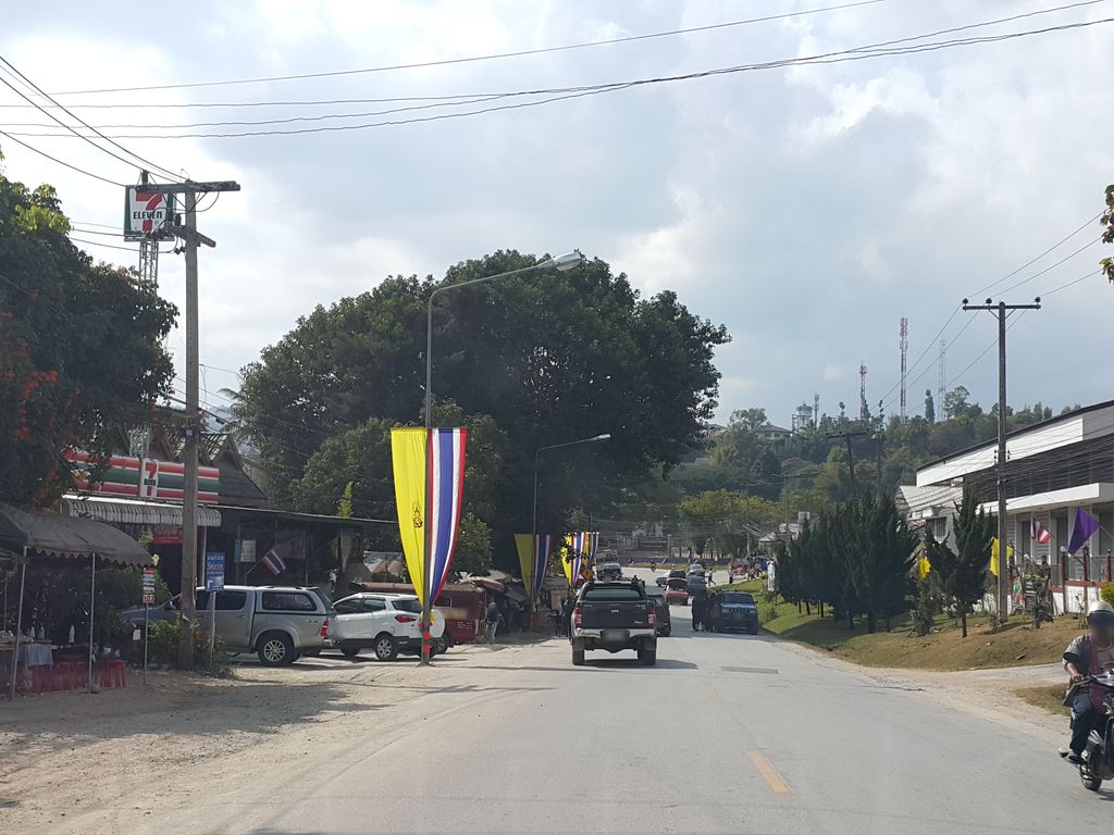 ภาพถนนตรงที่ Little Shop Cafe ตั้งอยู่ ถ่ายโดย jrcarlsen พ.ศ. 2558 (2015) · A street-level view of where Little Shop Cafe stands, by jrcarlsen in 2558 (2015)