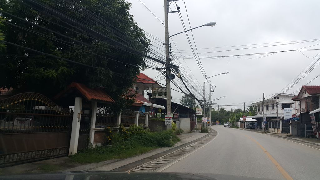 ภาพถนนตรงที่ สิบแสนเภสัช ตั้งอยู่ ถ่ายโดย jrcarlsen พ.ศ. 2559 (2016) · A street-level view of where สิบแสนเภสัช · Sipsaenphesat stands, by jrcarlsen in 2559 (2016)