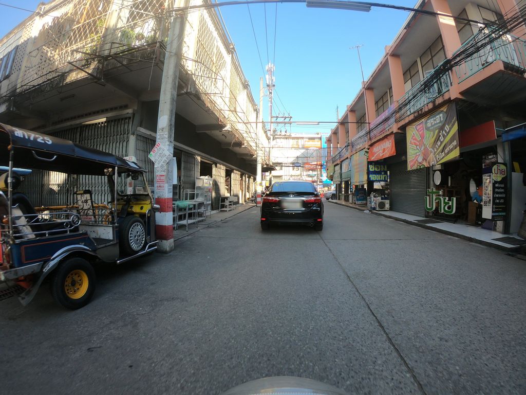 ภาพถนนตรงที่ โจ๊กหมูเซเว่น ตั้งอยู่ ถ่ายโดย chanuwath_grab พ.ศ. 2562 (2019) · A street-level view of where โจ๊กหมูเซเว่น · Chokmu Seven stands, by chanuwath_grab in 2562 (2019)