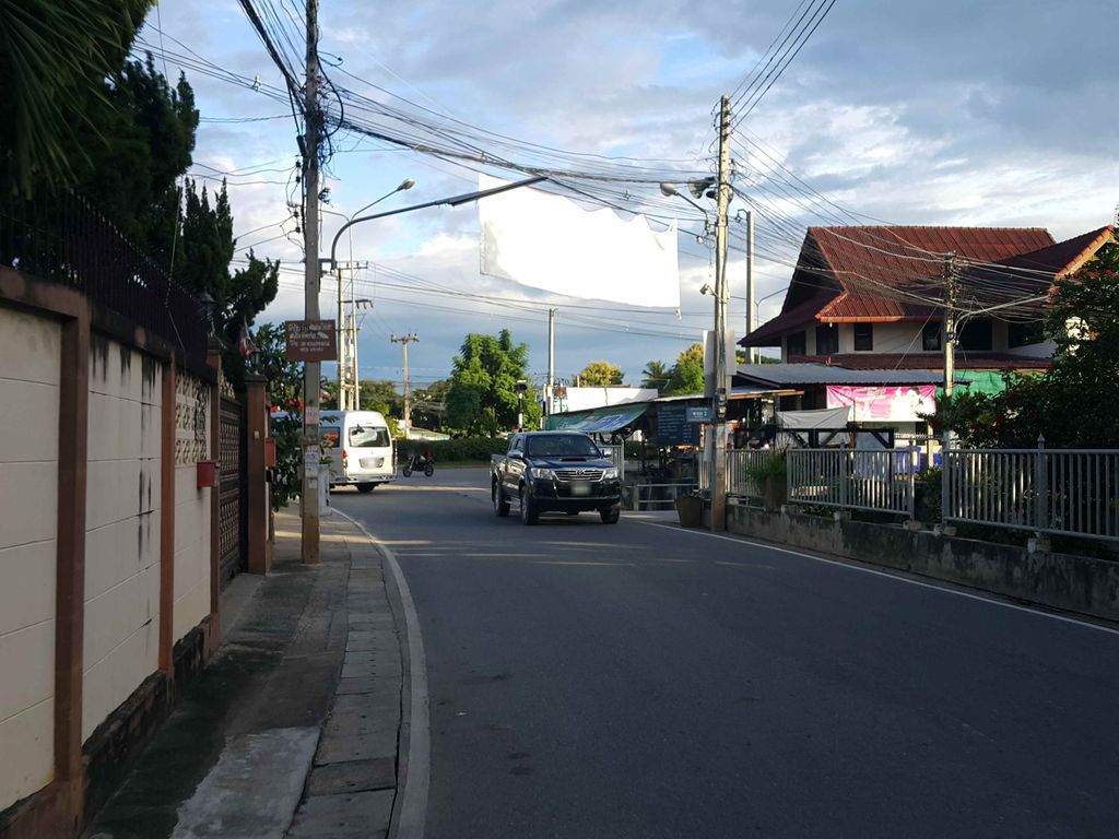 ภาพถนนตรงที่ Tim Tim Nail and Spa ตั้งอยู่ ถ่ายโดย jrcarlsen พ.ศ. 2558 (2015) · A street-level view of where Tim Tim Nail and Spa stands, by jrcarlsen in 2558 (2015)