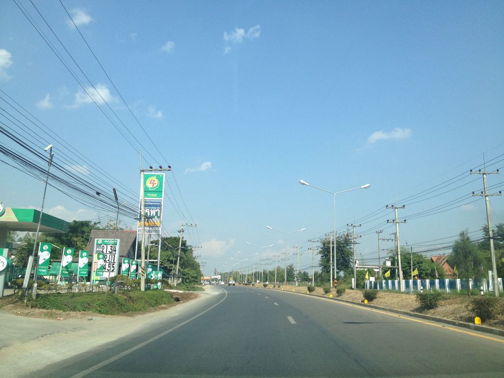 ภาพถนนตรงที่ สดชื่นคาเฟ่ Sodchuen Cafe' ตั้งอยู่ ถ่ายโดย jimwatana พ.ศ. 2558 (2015) · A street-level view of where สดชื่นคาเฟ่ Sodchuen Cafe' stands, by jimwatana in 2558 (2015)