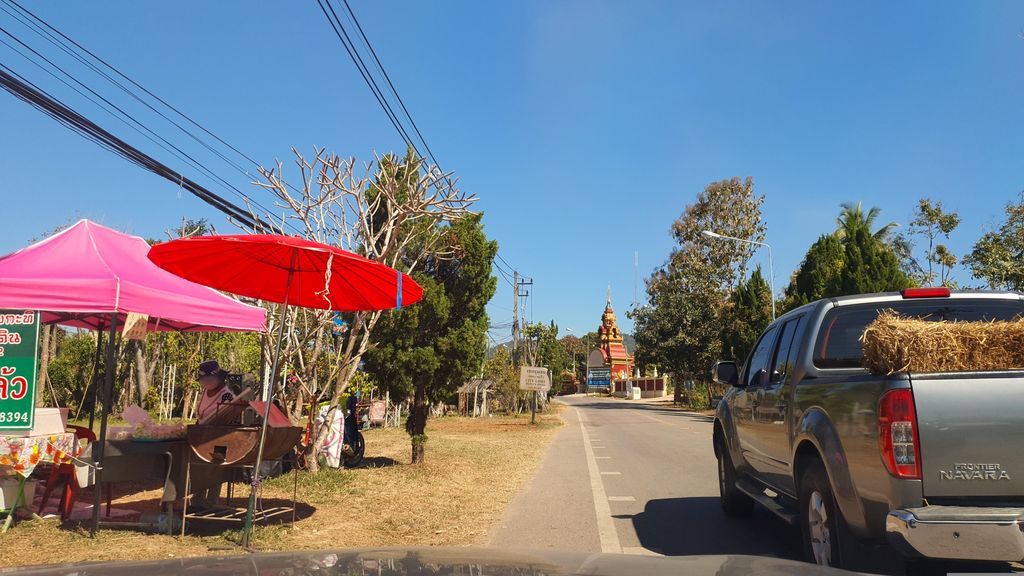 ภาพถนนตรงที่ 6DAY coffee&tea ตั้งอยู่ ถ่ายโดย jrcarlsen พ.ศ. 2566 (2023) · A street-level view of where 6DAY coffee&tea stands, by jrcarlsen in 2566 (2023)