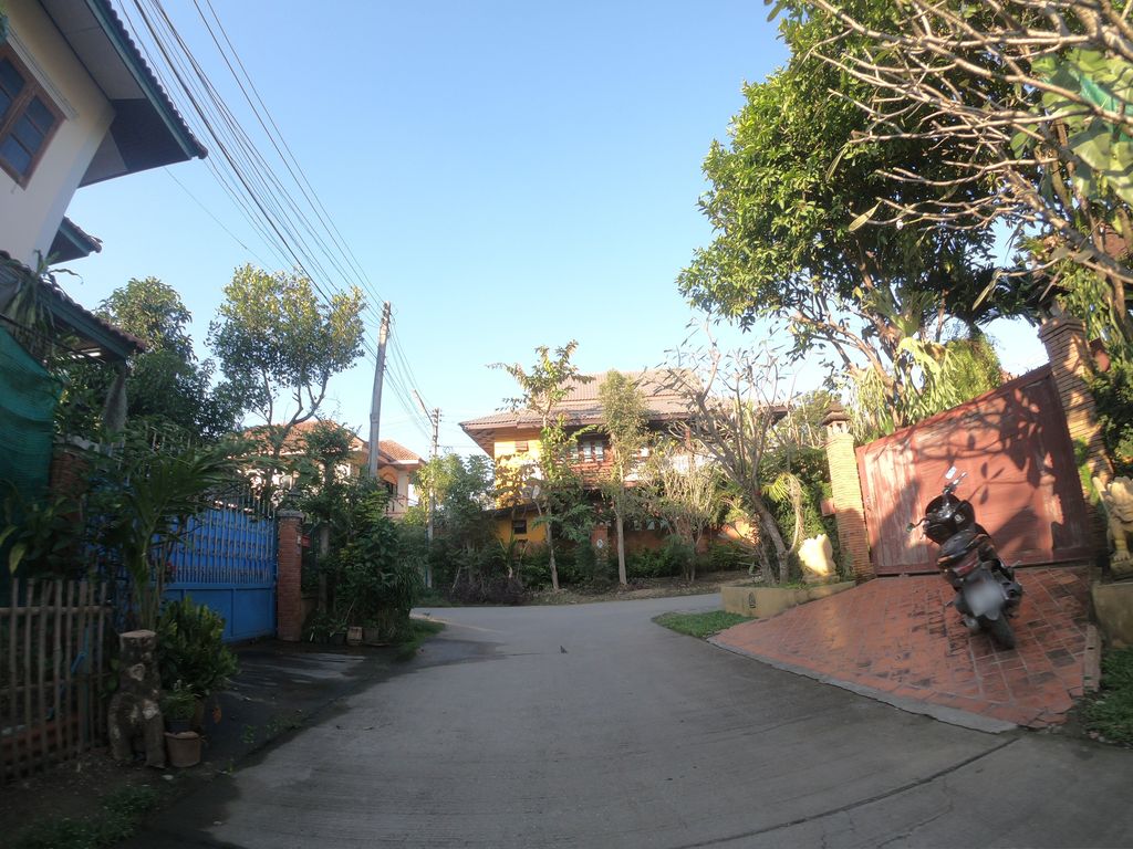ภาพถนนตรงที่ Cafe de Padaet ตั้งอยู่ ถ่ายโดย chanuwath_grab พ.ศ. 2562 (2019) · A street-level view of where Cafe de Padaet stands, by chanuwath_grab in 2562 (2019)