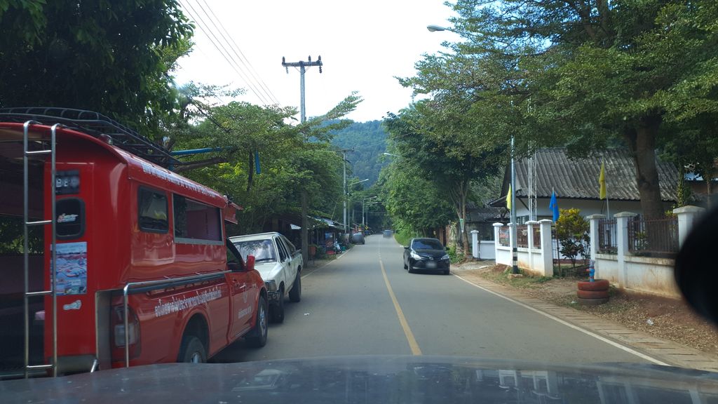 ภาพถนนตรงที่ Khampan Rafting ตั้งอยู่ ถ่ายโดย jrcarlsen พ.ศ. 2562 (2019) · A street-level view of where Khampan Rafting stands, by jrcarlsen in 2562 (2019)