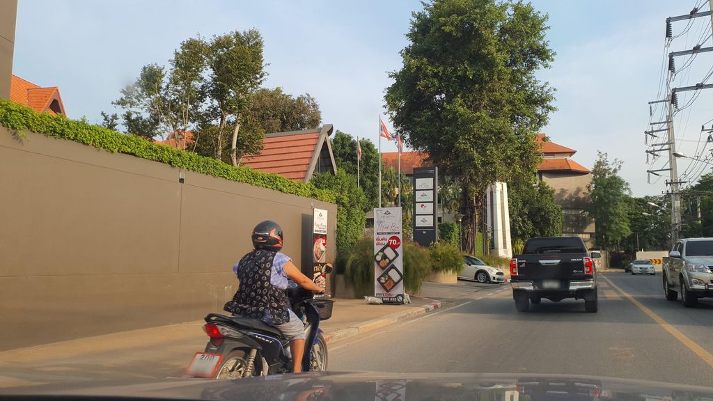 ภาพถนนตรงที่ คลินิกเด็ก เกรียงศักดิ์การแพทย์ - Kriengsak Clinic ตั้งอยู่ ถ่ายโดย jrcarlsen พ.ศ. 2564 (2021) · A street-level view of where คลินิกเด็ก เกรียงศักดิ์การแพทย์ - Kriengsak Clinic stands, by jrcarlsen in 2564 (2021)