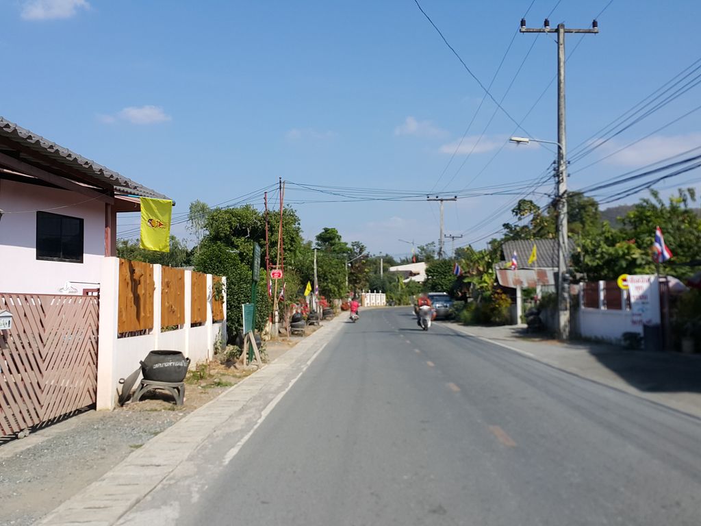 ภาพถนนตรงที่ ร้านนกหมูสด ตั้งอยู่ ถ่ายโดย jrcarlsen พ.ศ. 2558 (2015) · A street-level view of where ร้านนกหมูสด · Ran Nok Mutda stands, by jrcarlsen in 2558 (2015)