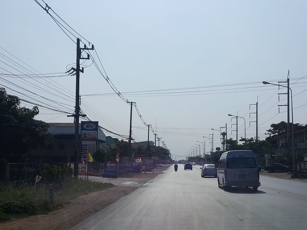 ภาพถนนตรงที่ หอพักอรทัย ตั้งอยู่ ถ่ายโดย jrcarlsen พ.ศ. 2558 (2015) · A street-level view of where หอพักอรทัย · Onthai Dormitory stands, by jrcarlsen in 2558 (2015)