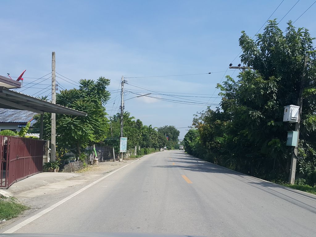 ภาพถนนตรงที่ โรงเรียนอนุบาลดวงกมล ตั้งอยู่ ถ่ายโดย jrcarlsen พ.ศ. 2558 (2015) · A street-level view of where โรงเรียนอนุบาลดวงกมล · Anuban Duangkamon School stands, by jrcarlsen in 2558 (2015)