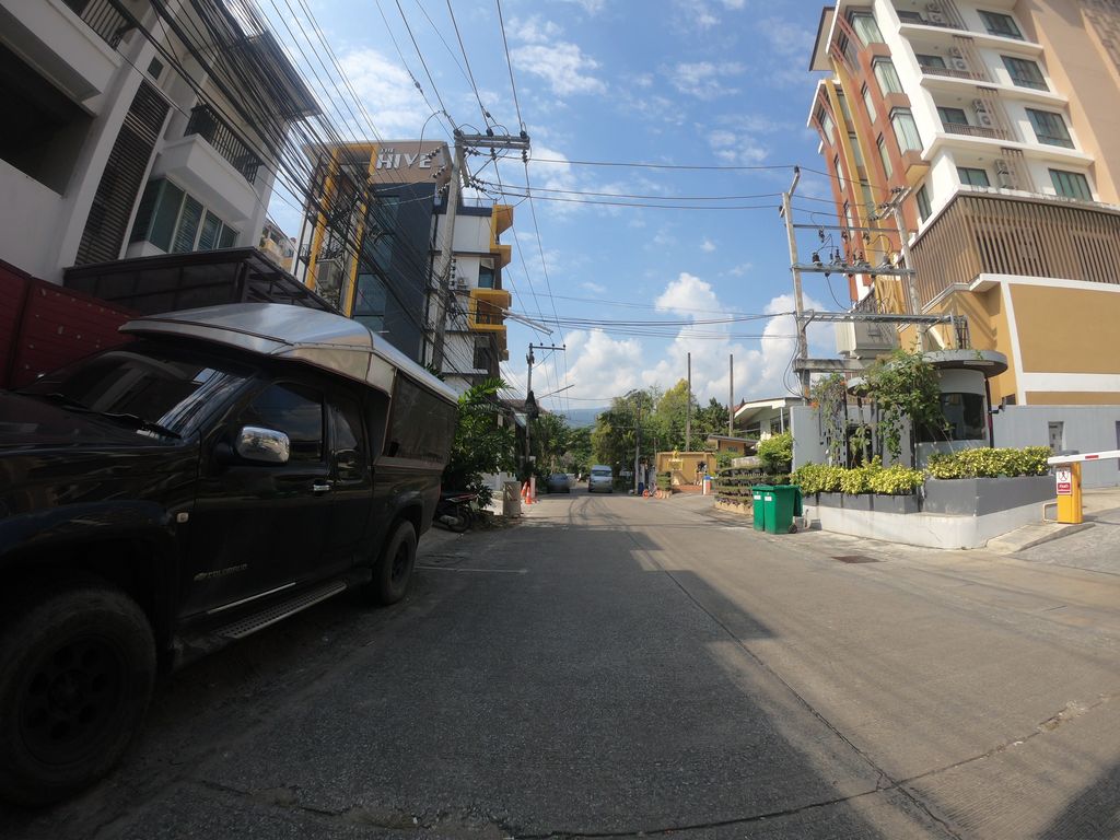 ภาพถนนตรงที่ Ganadala Neighbor Nimman ตั้งอยู่ ถ่ายโดย chanuwath_grab พ.ศ. 2562 (2019) · A street-level view of where Ganadala Neighbor Nimman stands, by chanuwath_grab in 2562 (2019)