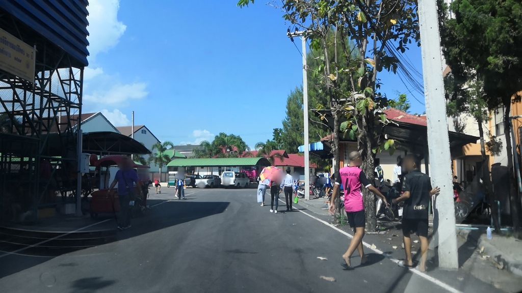 ภาพถนนตรงที่ Thai Hotel Chiang Mai ตั้งอยู่ ถ่ายโดย charlesano พ.ศ. 2561 (2018) · A street-level view of where Thai Hotel Chiang Mai stands, by charlesano in 2561 (2018)