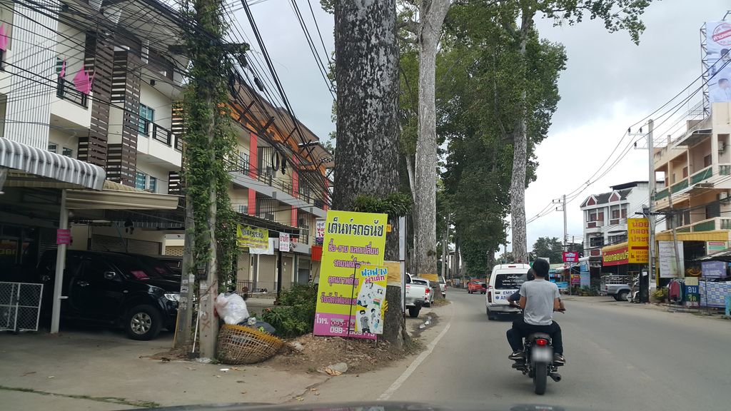 ภาพถนนตรงที่ ฟอฟางผ้าเด็ก ตั้งอยู่ ถ่ายโดย jrcarlsen พ.ศ. 2559 (2016) · A street-level view of where ฟอฟางผ้าเด็ก · Fofangphadek stands, by jrcarlsen in 2559 (2016)