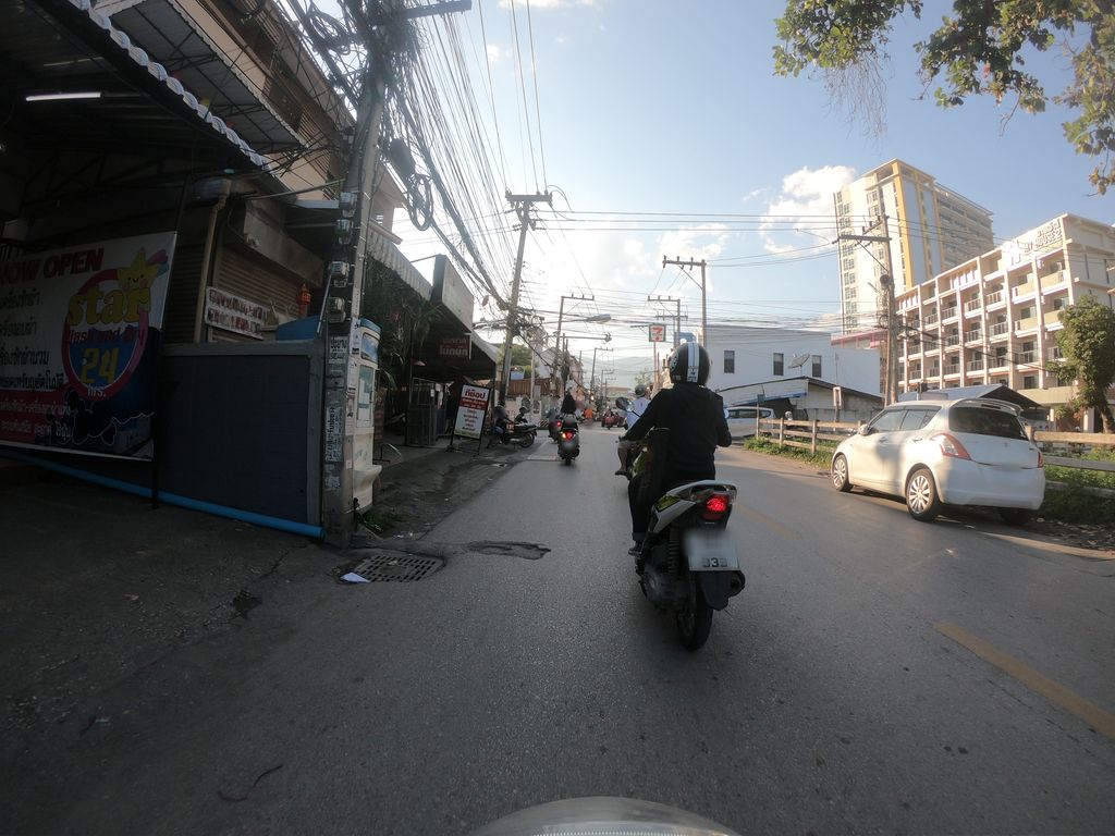 ภาพถนนตรงที่ ศักดิ์ศรีเภสัช สาขาราชภัฏ ตั้งอยู่ ถ่ายโดย chanuwath_grab พ.ศ. 2562 (2019) · A street-level view of where ศักดิ์ศรีเภสัช สาขาราชภัฏ · Saksi Phesat Sakha Ratchaphat stands, by chanuwath_grab in 2562 (2019)