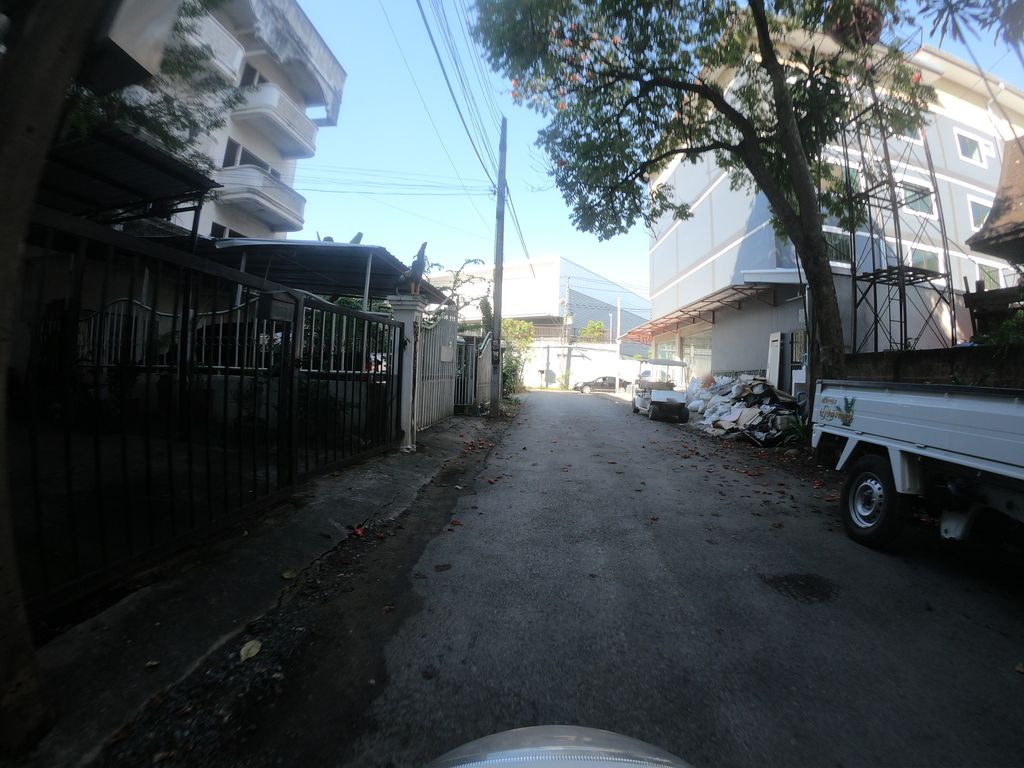 ภาพถนนตรงที่ Coffee, Cats & Company ตั้งอยู่ ถ่ายโดย chanuwath_grab พ.ศ. 2562 (2019) · A street-level view of where Coffee, Cats & Company stands, by chanuwath_grab in 2562 (2019)