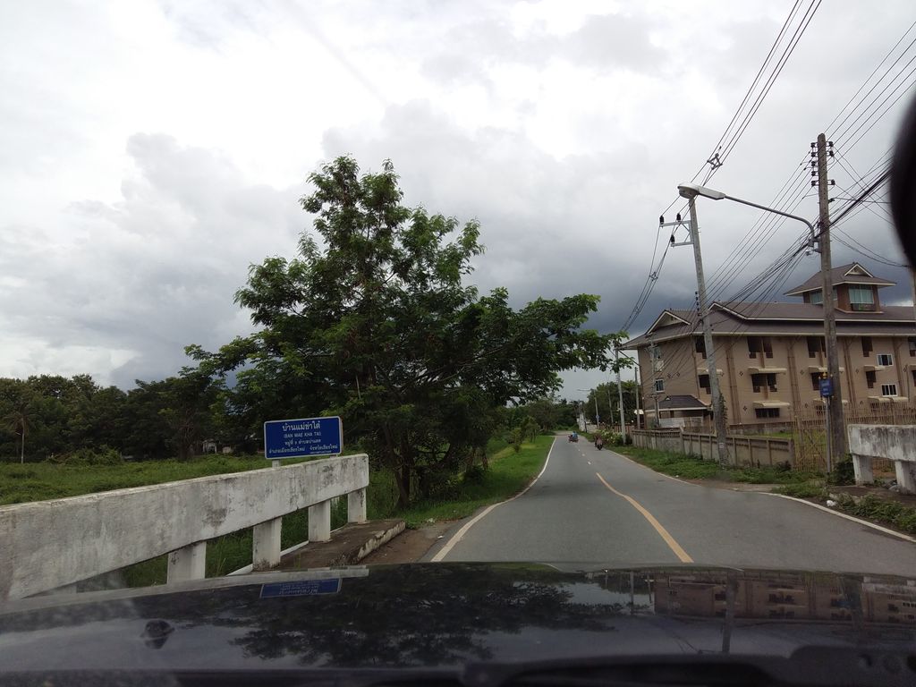 ภาพถนนตรงที่ NYA ตั้งอยู่ ถ่ายโดย hantms พ.ศ. 2558 (2015) · A street-level view of where NYA stands, by hantms in 2558 (2015)