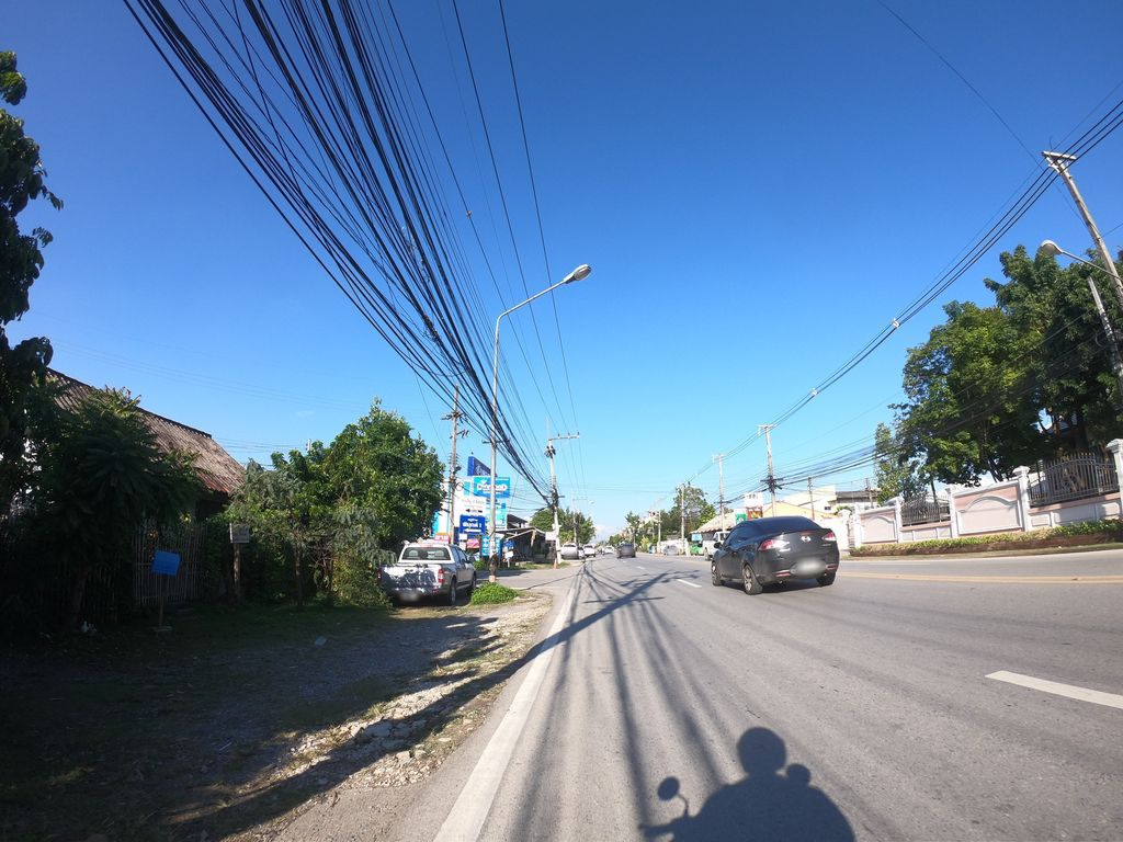 ภาพถนนตรงที่ หมูปิ้งนมสด คุณยาย ตั้งอยู่ ถ่ายโดย chanuwath_grab พ.ศ. 2562 (2019) · A street-level view of where หมูปิ้งนมสด คุณยาย · Mupingnamasot Khunyai stands, by chanuwath_grab in 2562 (2019)