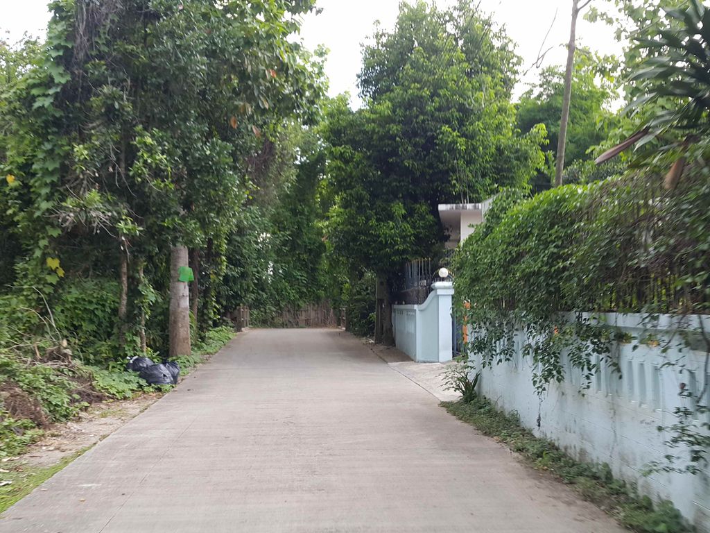 ภาพถนนตรงที่ สโมสรพ่อค้าสารภี ตั้งอยู่ ถ่ายโดย jrcarlsen พ.ศ. 2558 (2015) · A street-level view of where สโมสรพ่อค้าสารภี · Samotra Phokha Saraphi stands, by jrcarlsen in 2558 (2015)