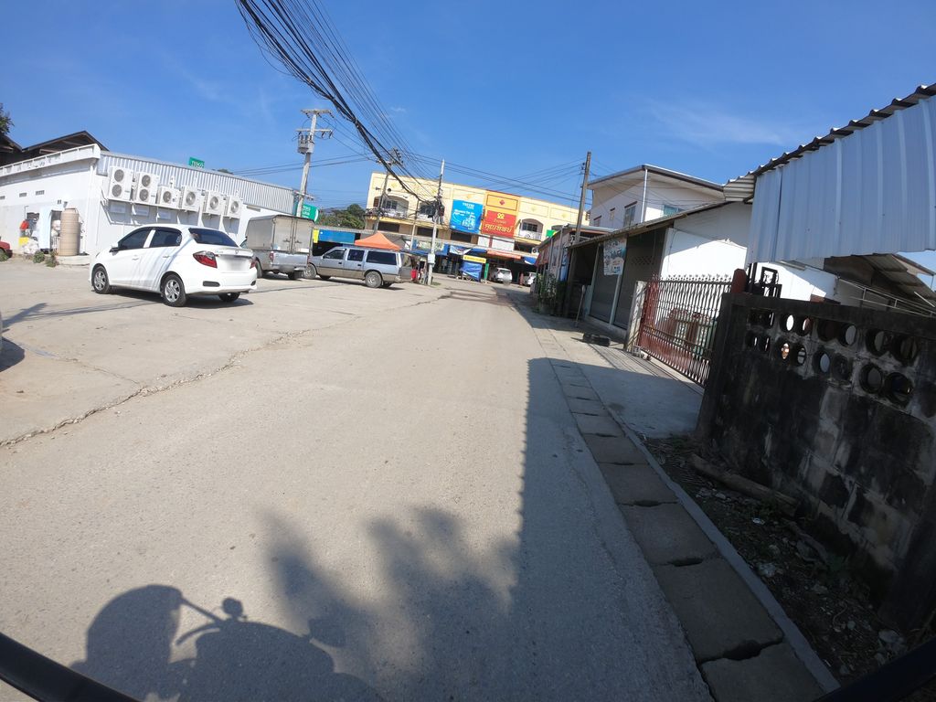 ภาพถนนตรงที่ นิยมเตี๋ยว ตั้งอยู่ ถ่ายโดย chanuwath_grab พ.ศ. 2562 (2019) · A street-level view of where นิยมเตี๋ยว · Niimatiao stands, by chanuwath_grab in 2562 (2019)
