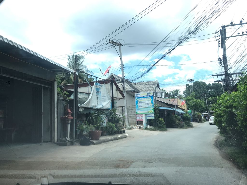 ภาพถนนตรงที่ Achi@Cha Coffee ตั้งอยู่ ถ่ายโดย prasert พ.ศ. 2561 (2018) · A street-level view of where Achi@Cha Coffee stands, by prasert in 2561 (2018)