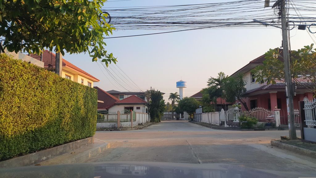 ภาพถนนตรงที่ The Omega project ตั้งอยู่ ถ่ายโดย jrcarlsen พ.ศ. 2566 (2023) · A street-level view of where The Omega project stands, by jrcarlsen in 2566 (2023)