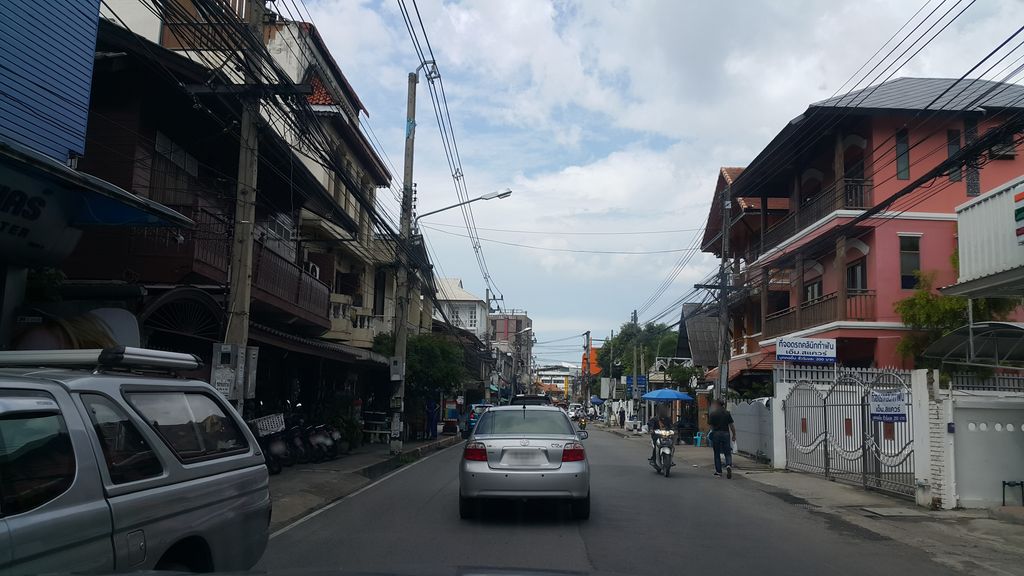 ภาพถนนตรงที่ ร้านแผ่นเสียงวัวลาย - Wualai Records ตั้งอยู่ ถ่ายโดย jrcarlsen พ.ศ. 2560 (2017) · A street-level view of where ร้านแผ่นเสียงวัวลาย - Wualai Records stands, by jrcarlsen in 2560 (2017)