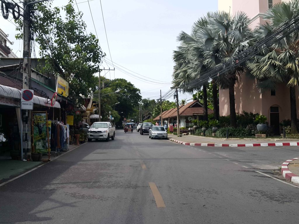 ภาพถนนตรงที่ Lady First Nails Salon ตั้งอยู่ ถ่ายโดย jrcarlsen พ.ศ. 2558 (2015) · A street-level view of where Lady First Nails Salon stands, by jrcarlsen in 2558 (2015)