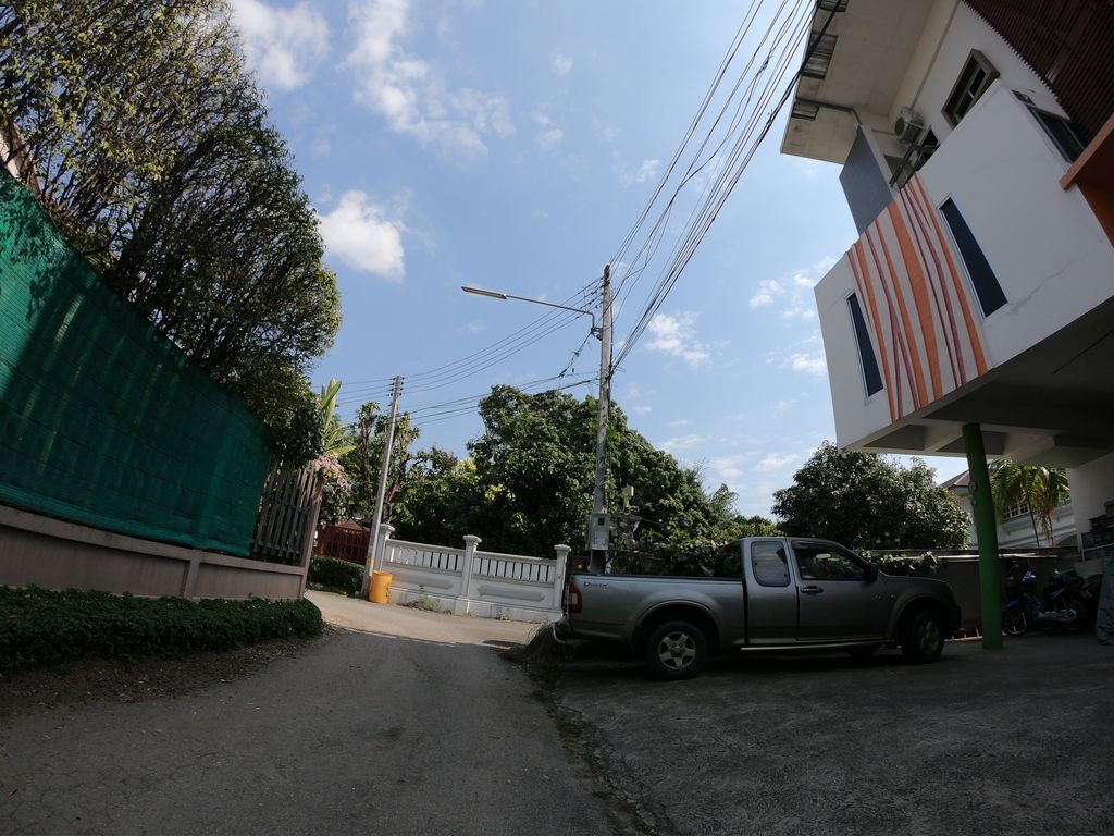 ภาพถนนตรงที่ หอพักเงาไม้ ตั้งอยู่ ถ่ายโดย chanuwath_grab พ.ศ. 2562 (2019) · A street-level view of where หอพักเงาไม้ · Ngao Mai Dormitory stands, by chanuwath_grab in 2562 (2019)