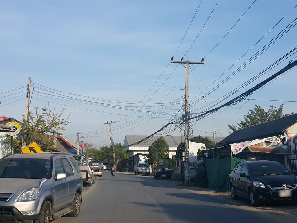 ภาพถนนตรงที่ ร้านโอชิธุรกิจยนต์ ตั้งอยู่ ถ่ายโดย jrcarlsen พ.ศ. 2559 (2016) · A street-level view of where ร้านโอชิธุรกิจยนต์ · Ran O Chi Thunkityon stands, by jrcarlsen in 2559 (2016)
