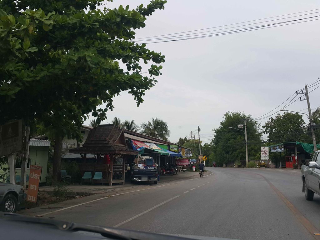 ภาพถนนตรงที่ สมพงศ์ เฟอร์นิเจอร์ ตั้งอยู่ ถ่ายโดย jrcarlsen พ.ศ. 2558 (2015) · A street-level view of where สมพงศ์ เฟอร์นิเจอร์ · Samaphong Furniture stands, by jrcarlsen in 2558 (2015)