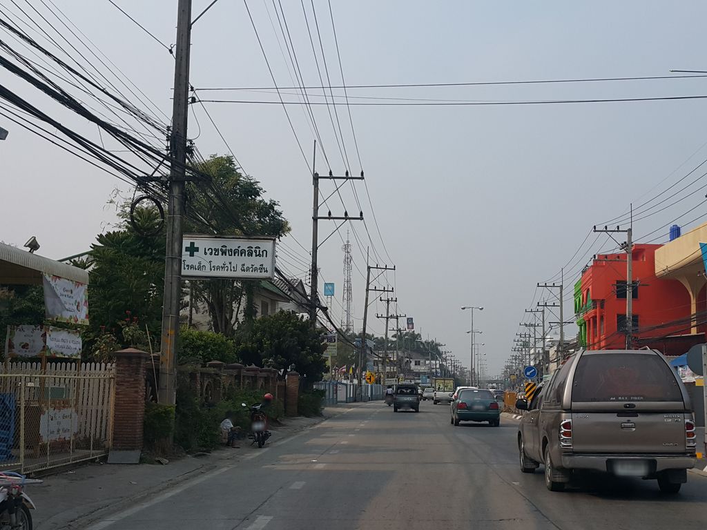 ภาพถนนตรงที่ เอ็มคาร์ เซอร์วิส ตั้งอยู่ ถ่ายโดย jrcarlsen พ.ศ. 2559 (2016) · A street-level view of where เอ็มคาร์ เซอร์วิส · Emkha Service stands, by jrcarlsen in 2559 (2016)