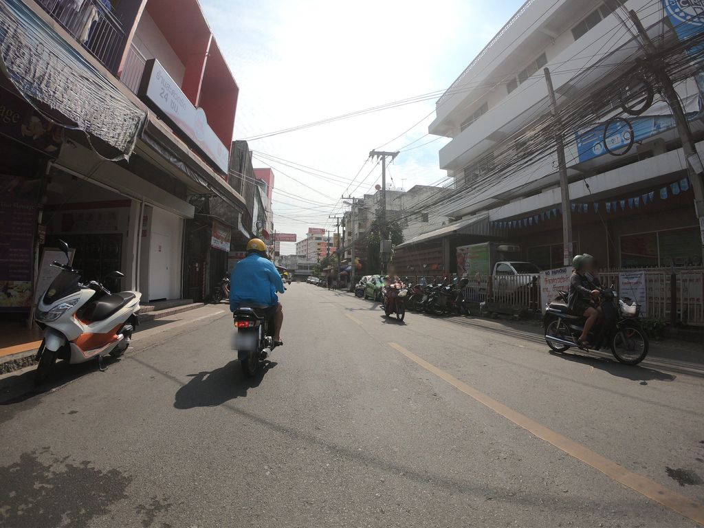 ภาพถนนตรงที่ Rak Thai Massage ตั้งอยู่ ถ่ายโดย chanuwath_grab พ.ศ. 2562 (2019) · A street-level view of where Rak Thai Massage stands, by chanuwath_grab in 2562 (2019)