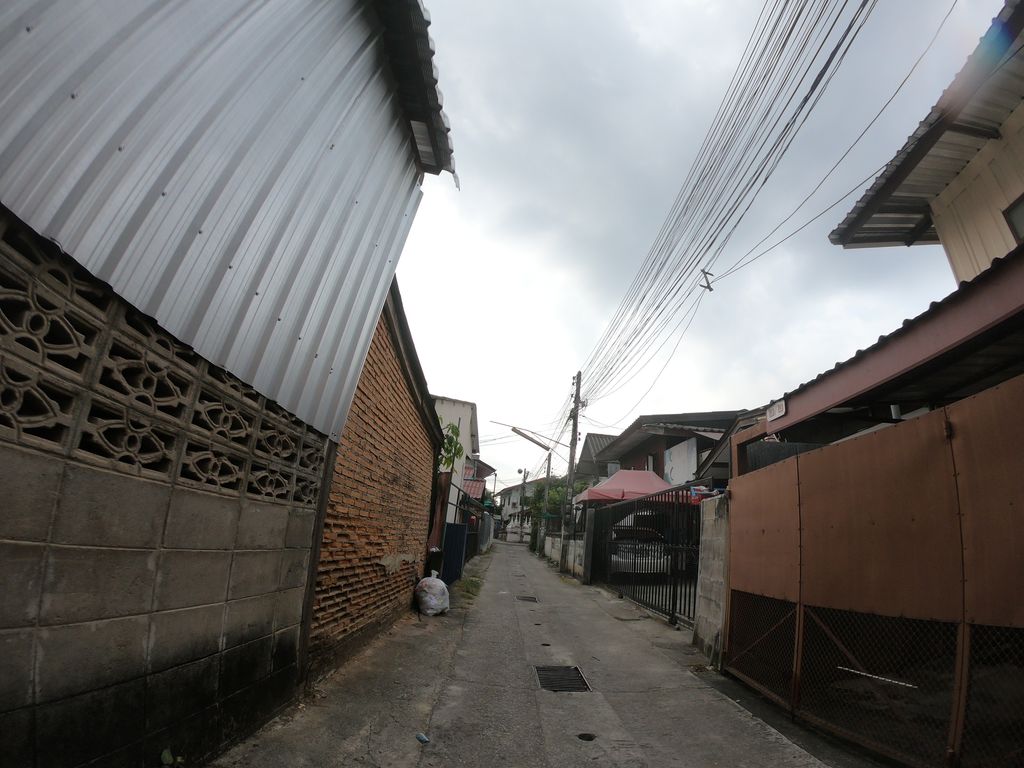 ภาพถนนตรงที่ Naam nuea coffee. ตั้งอยู่ ถ่ายโดย chanuwath_grab พ.ศ. 2562 (2019) · A street-level view of where Naam nuea coffee. stands, by chanuwath_grab in 2562 (2019)