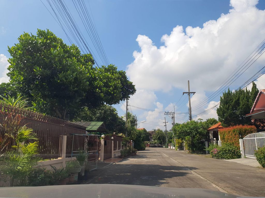 ภาพถนนตรงที่ ฮิลไซด์โฮม2 ตั้งอยู่ ถ่ายโดย jrcarlsen พ.ศ. 2566 (2023) · A street-level view of where ฮิลไซด์โฮม2 · Hinsaihom2 stands, by jrcarlsen in 2566 (2023)
