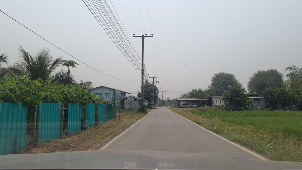 ภาพถนนตรงที่ อู่หนุ่ย ม่วงเขียว ตั้งอยู่ ถ่ายโดย jrcarlsen พ.ศ. 2566 (2023) · A street-level view of where อู่หนุ่ย ม่วงเขียว · Unui Muangkhiao stands, by jrcarlsen in 2566 (2023)