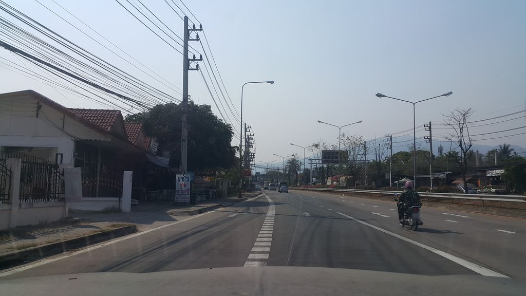 ภาพถนนตรงที่ ร้านเหล้าก๊ง ผึ้ง วาย ตั้งอยู่ ถ่ายโดย jrcarlsen พ.ศ. 2562 (2019) · A street-level view of where ร้านเหล้าก๊ง ผึ้ง วาย · Ran Laokong Phueng Wai stands, by jrcarlsen in 2562 (2019)
