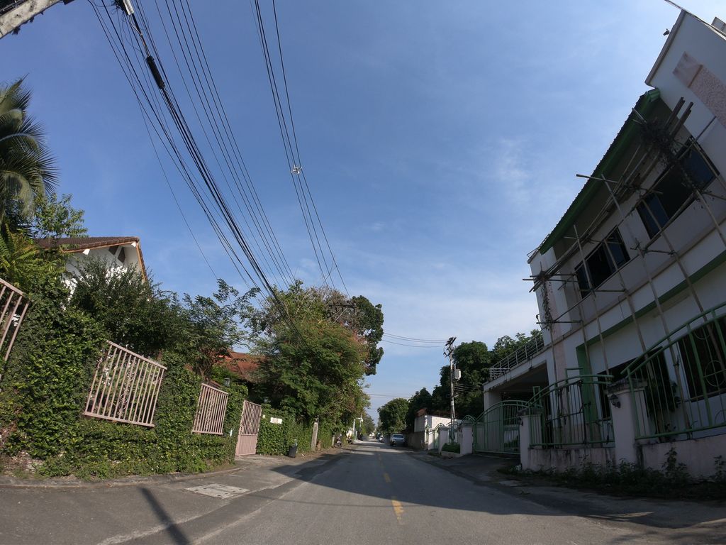 ภาพถนนตรงที่ YoRice Amazake Café ตั้งอยู่ ถ่ายโดย chanuwath_grab พ.ศ. 2562 (2019) · A street-level view of where YoRice Amazake Café stands, by chanuwath_grab in 2562 (2019)