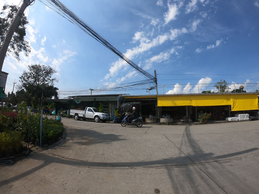 ภาพถนนตรงที่ สุนทร พันธ์พฤกษา ตั้งอยู่ ถ่ายโดย chanuwath_grab พ.ศ. 2562 (2019) · A street-level view of where สุนทร พันธ์พฤกษา · Suntha Phanpharuekasa stands, by chanuwath_grab in 2562 (2019)