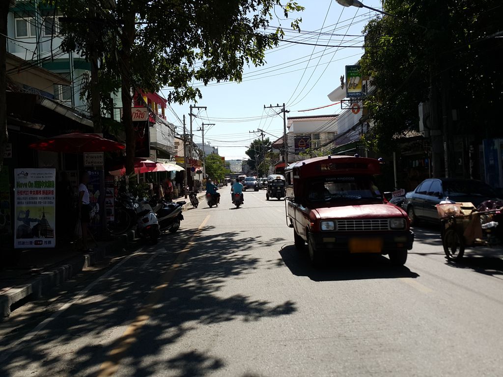 ภาพถนนตรงที่ Fav Inn Town Hotel ตั้งอยู่ ถ่ายโดย jrcarlsen พ.ศ. 2558 (2015) · A street-level view of where Fav Inn Town Hotel stands, by jrcarlsen in 2558 (2015)