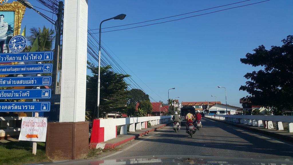 ภาพถนนตรงที่ สถานีตำรวจชุมชนสบแม่ขา ตั้งอยู่ ถ่ายโดย jrcarlsen พ.ศ. 2562 (2019) · A street-level view of where สถานีตำรวจชุมชนสบแม่ขา · Chumchon Sop Mae Kha Police station stands, by jrcarlsen in 2562 (2019)