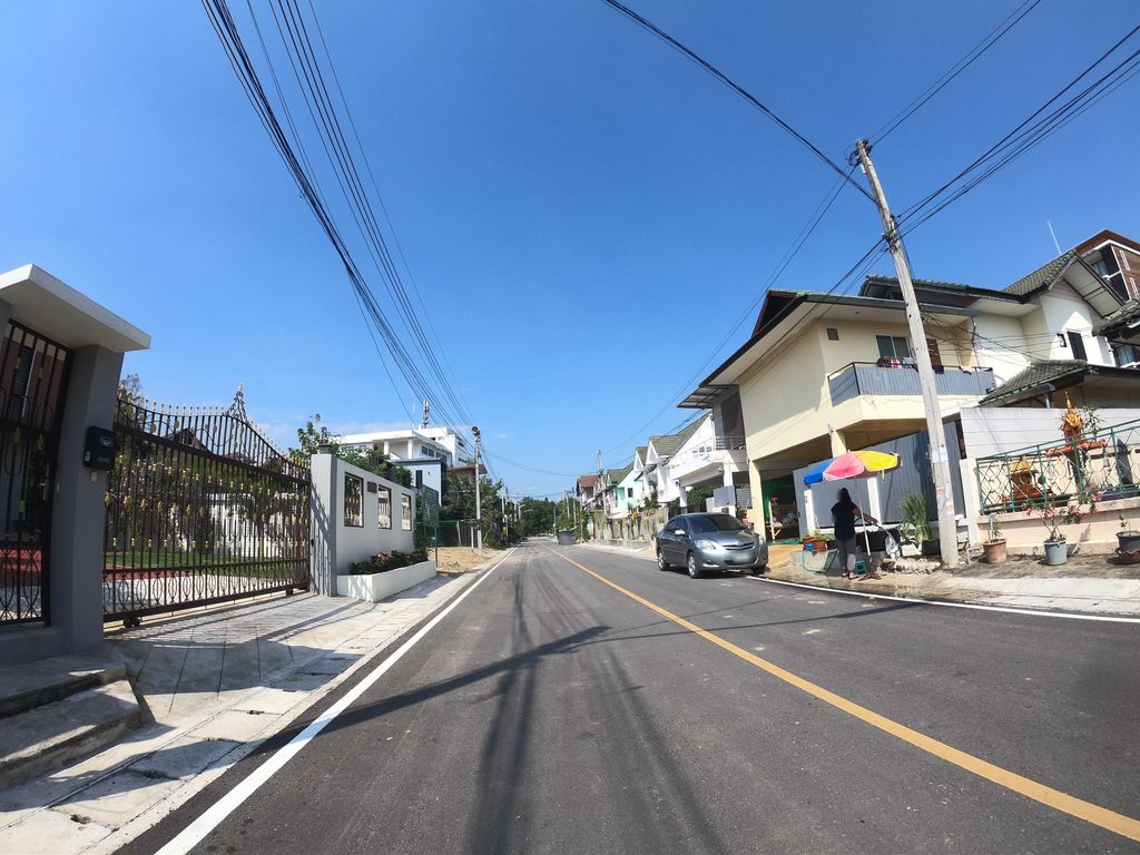 ภาพถนนตรงที่ หมู่บ้านเฮือนพญาคำ ตั้งอยู่ ถ่ายโดย chanuwath_grab พ.ศ. 2562 (2019) · A street-level view of where หมู่บ้านเฮือนพญาคำ · Huean Phaya Kham Village stands, by chanuwath_grab in 2562 (2019)