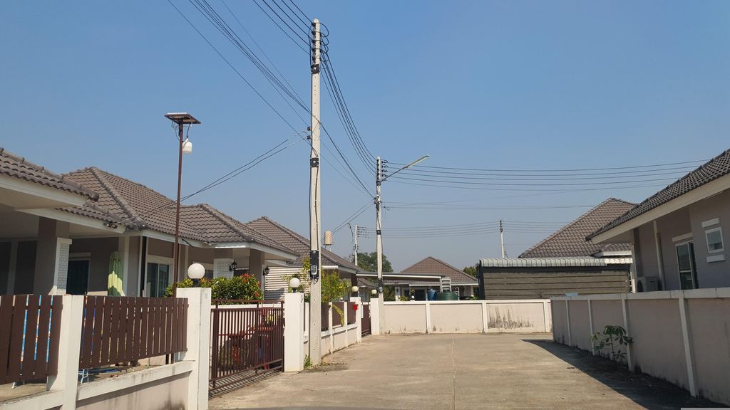 ภาพถนนตรงที่ No.33 Coffee House ตั้งอยู่ ถ่ายโดย jrcarlsen พ.ศ. 2566 (2023) · A street-level view of where No.33 Coffee House stands, by jrcarlsen in 2566 (2023)