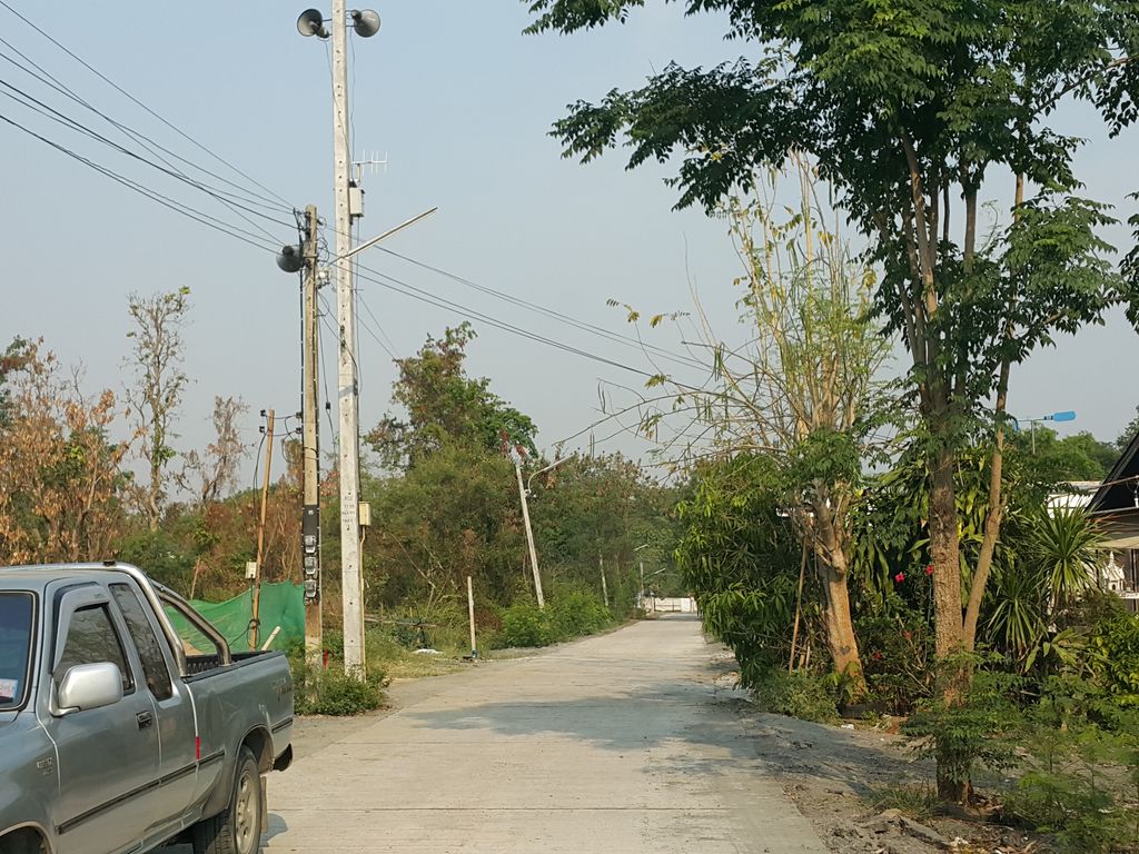 ภาพถนนตรงที่ Sunrise Village Chiangmai ตั้งอยู่ ถ่ายโดย jrcarlsen พ.ศ. 2559 (2016) · A street-level view of where Sunrise Village Chiangmai stands, by jrcarlsen in 2559 (2016)