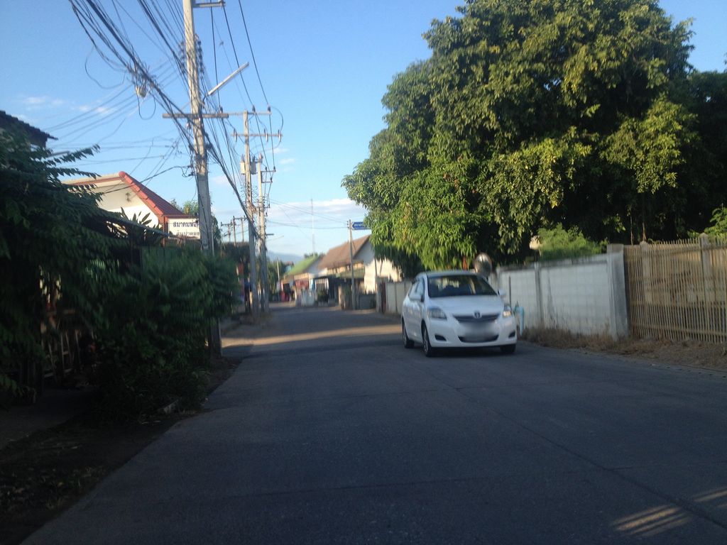 ภาพถนนตรงที่ ร้านข้าวมันไก่รสเด็ด เจ้กลาง ตั้งอยู่ ถ่ายโดย jimwatana พ.ศ. 2558 (2015) · A street-level view of where ร้านข้าวมันไก่รสเด็ด เจ้กลาง · Ran Khao Man Kai Rotdet Cheklang stands, by jimwatana in 2558 (2015)